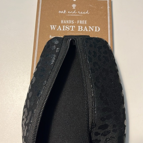 NWT Oak & Reed Hands Free Waist Band Animal Print. Black on black - Picture 5 of 5